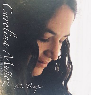 Retrato de Carolina Muñoz con el título "Mi Tiempo" en un fondo suave.