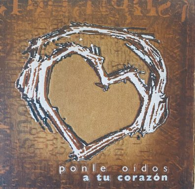 Corazón dibujado sobre fondo texturizado con el texto "ponle oídos a tu corazón".