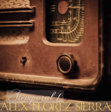 Radio vintage con detalles en metal y parte de un dial visible.